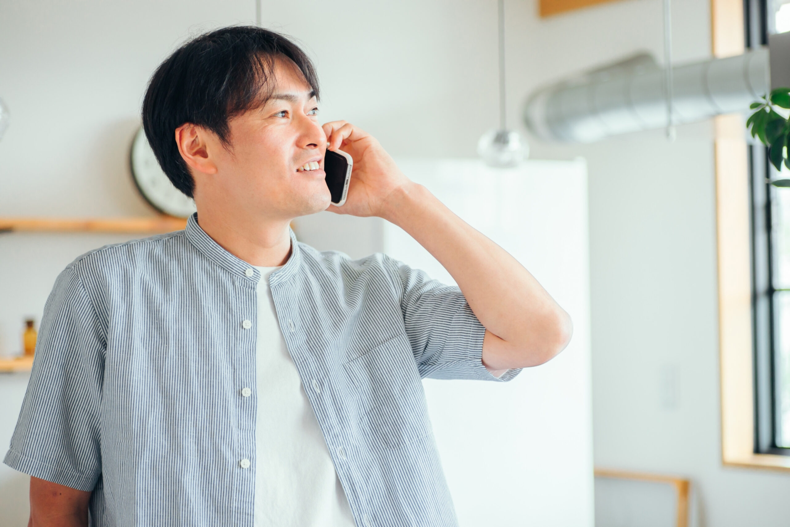 仕事の相談をする男性