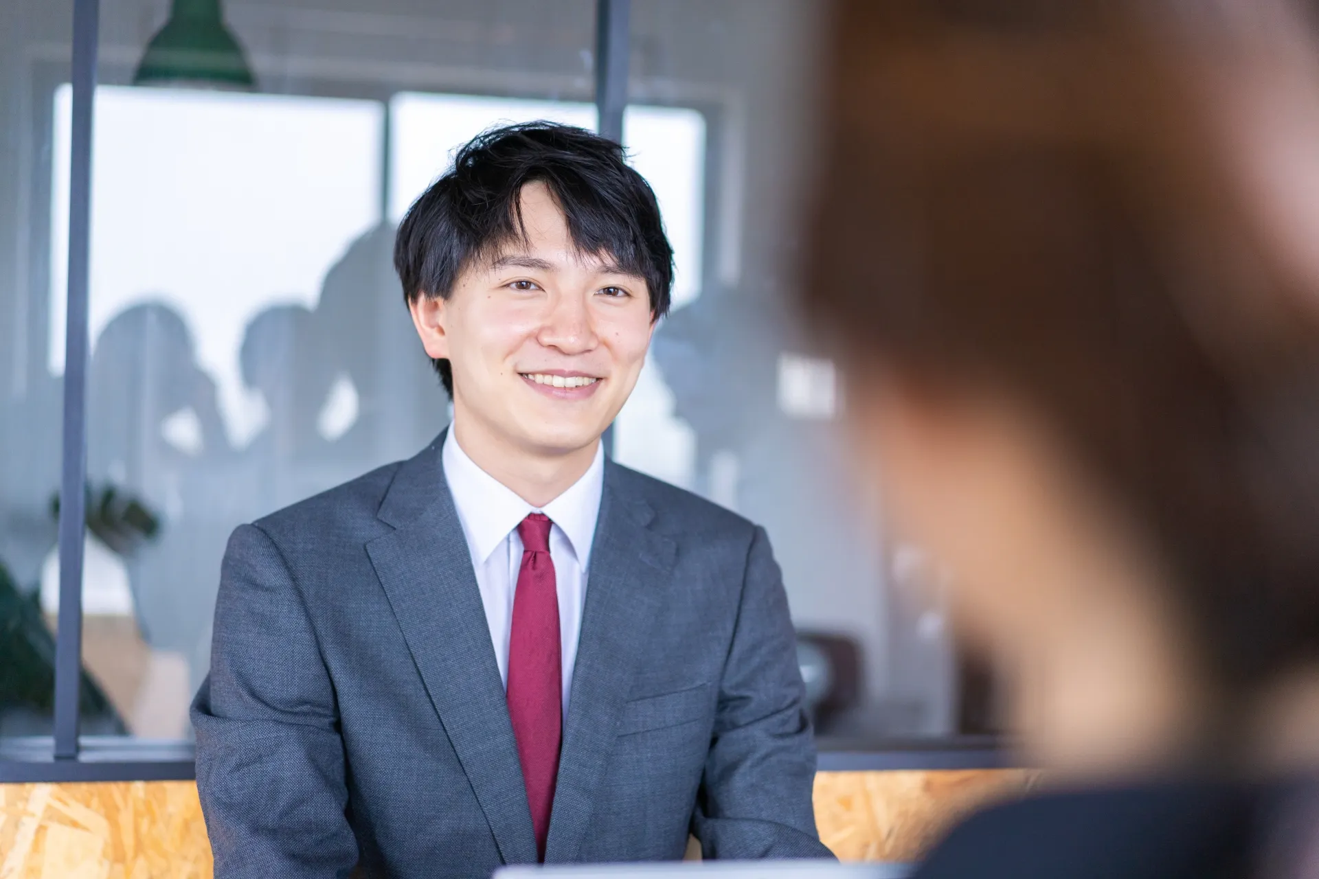 就職面接を受ける20代の男性